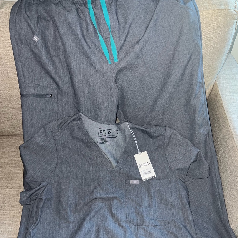 FIGS GRAPHITE size large Zamora and Catarina scrubs